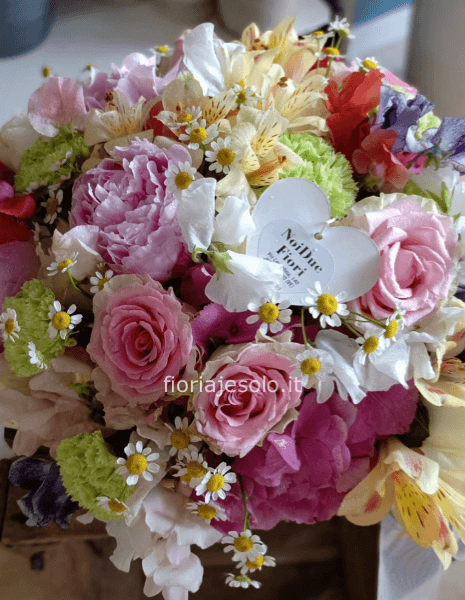 Cesto con fiori primaverili.