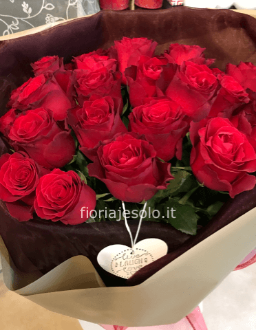 Bouquet di rose rosse confezionato.