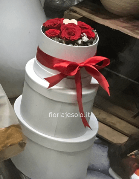 Flower box “TIAMO” a cappelliera con boccioli di rosa rossa con cuoricino  ed elegante nastro » Fiori a Jesolo. Acquista online dal fiorista e invia  fiori a Jesolo con consegna a domicilio.