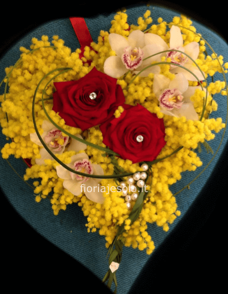 Cuore di mimosa con rose rosse e orchidee