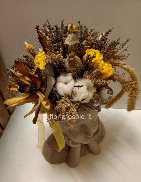 “Giovane ragazza” (testina in resina cm 30)con rose stabilizzate e fiori secchi