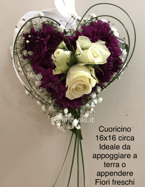 Cuoricino con fiori freschi da appoggiare o appendere