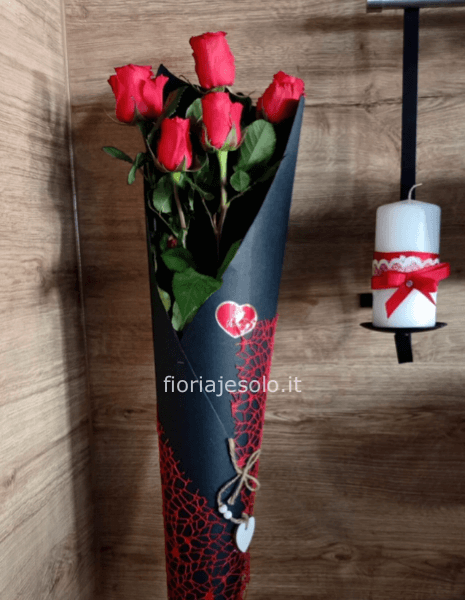 5 rose rosse in elegante e originale cono nero