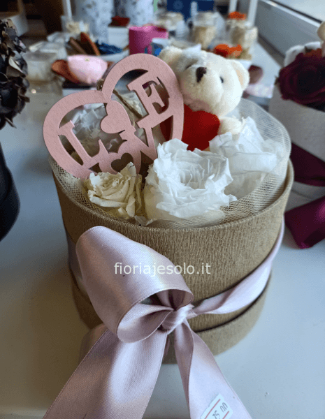 Flowerbox con rose eternal (stabilizzate) con orsetto e decori