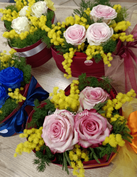 Heartbox cm25x21 con mimosa e 3 rose (no Rosse)