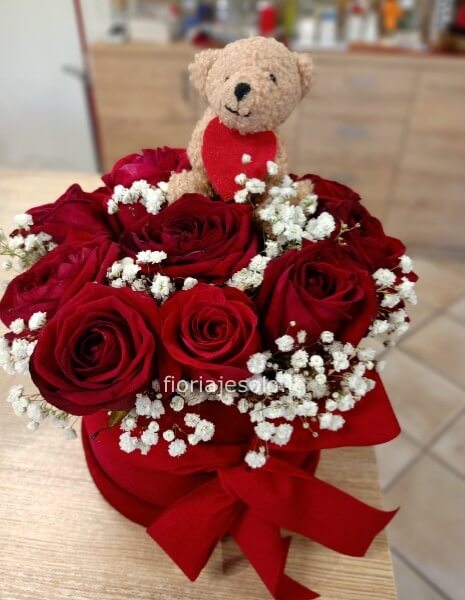 Flower box con rose rosse e orsetto curly con mimosa