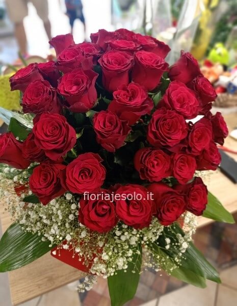 Rose rosse elegantemente confezionate per un classico che non tramonta cm80