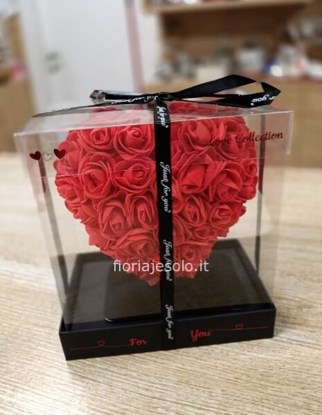 cuore di roselline rosse in foam